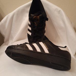 Sneakers) Adidas Sneakers preloved size 5W great condition no damage.